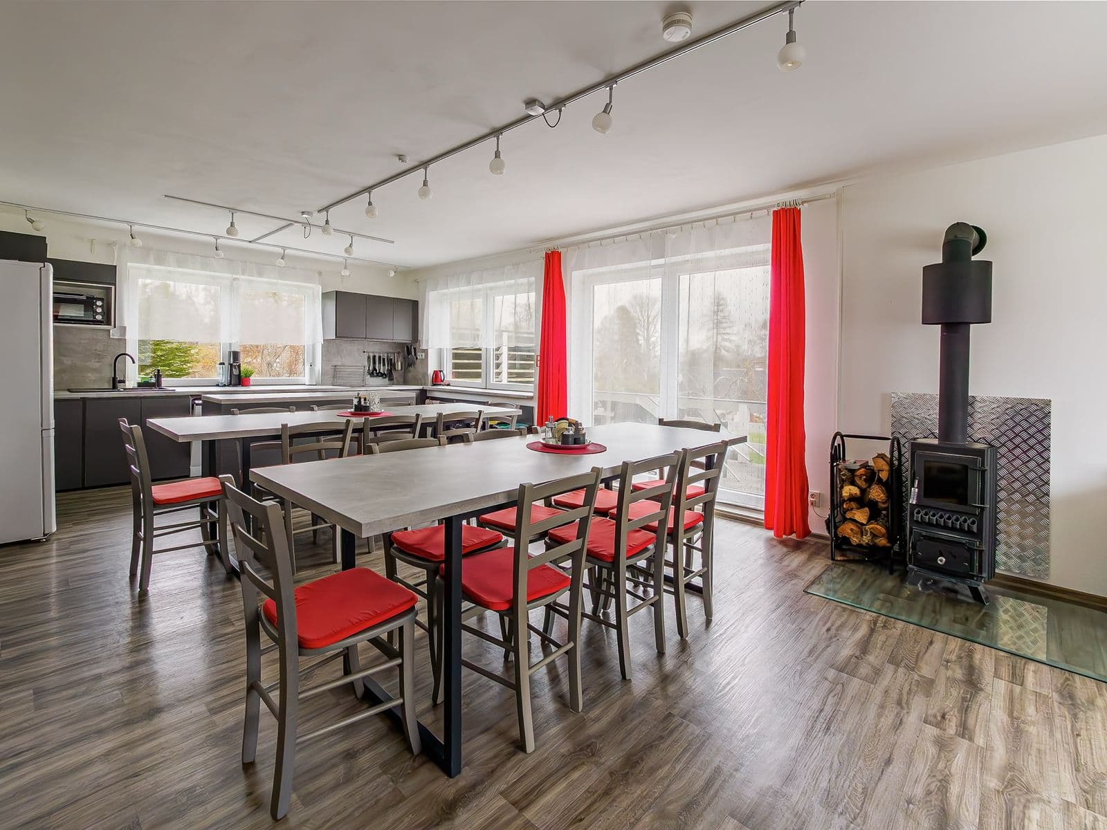 Large kitchen and dining room for the whole group